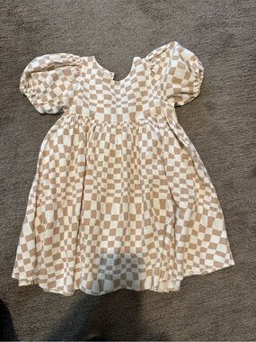Rylee + Cru Beige and White Checker Puff-Sleeve Dress